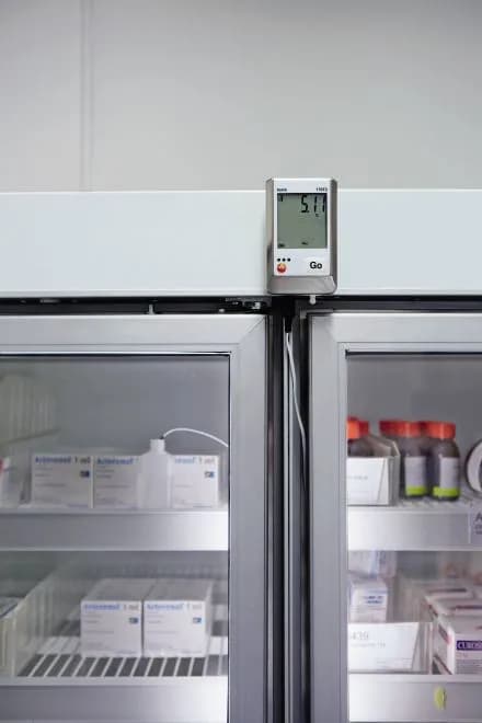 Rejestrator Testo 176 T2 zamontowany na laboratoryjnej szafie chłodniczej z odczynnikami medycznymi