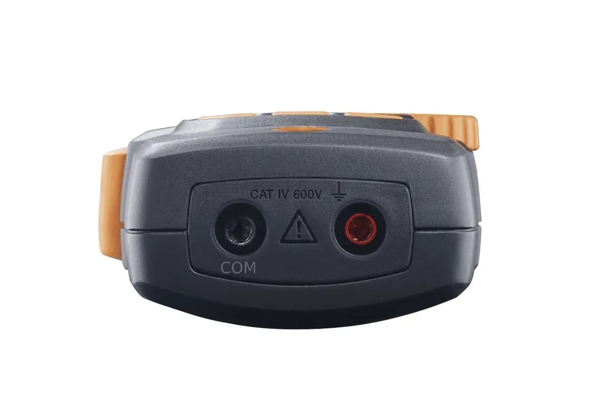 Gniazda pomiarowe COM i CAT IV 600 V w dolnej części amperomierza Testo 770-1