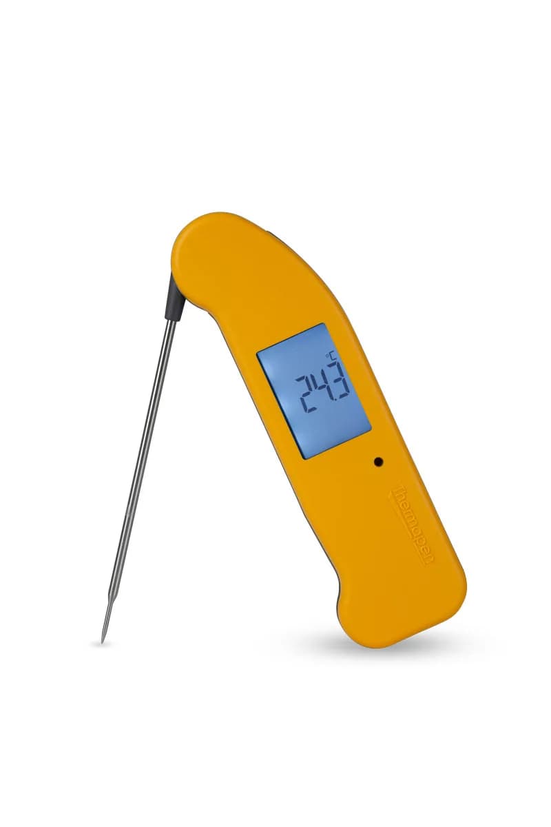 Termometr Thermapen ONE – błyskawiczny termometr szpilkowy ±0,3 °C, IP67 Czerwony – w użyciu