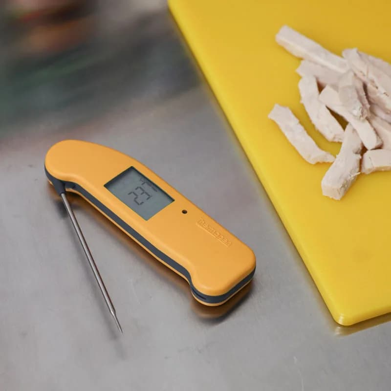 Termometr Thermapen ONE – błyskawiczny termometr szpilkowy ±0,3 °C, IP67 Czerwony – w użyciu