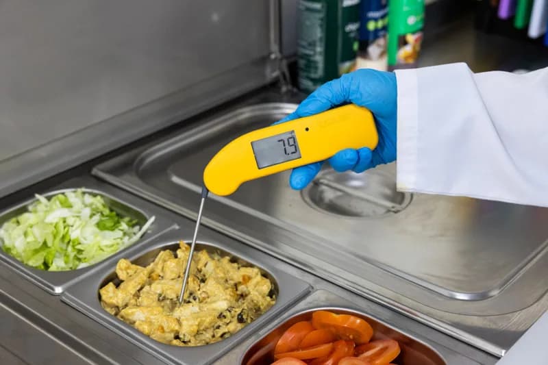 Termometr Thermapen ONE – błyskawiczny termometr szpilkowy ±0,3 °C, IP67 Czerwony – w użyciu