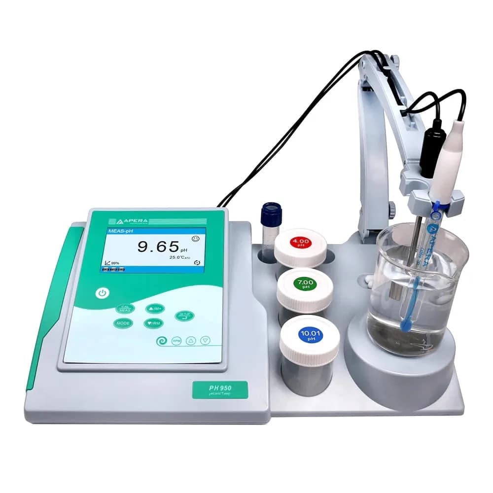 Laboratoryjny pH-metr Apera PH950 z elektrodą w uchwycie nad zlewką i roztworami wzorcowymi w podstawie