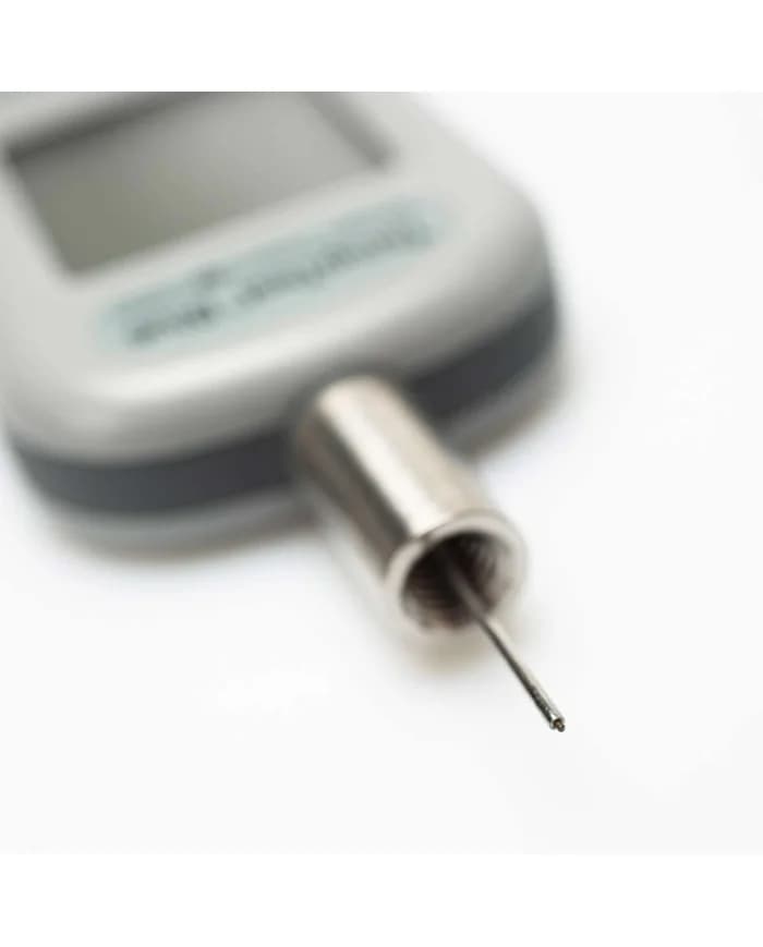 Zbliżenie sondy szpilkowej termometru TempTest Blue Tyre z metalowym ogranicznikiem głębokości i ostrzem czujnika