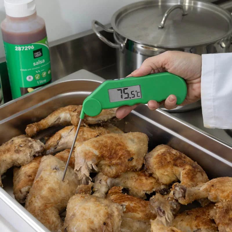 Termometr do żywności ETI Gourmet ze składaną sondą – 6 kolorów, IP65, CalCheck Zielony – w użyciu