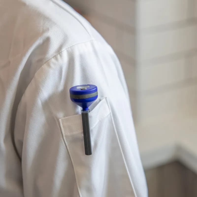 Kieszonkowy termometr ETI Micro Pocket – sonda szpilkowa, -50 do 150 °C, kilka kolorów Czerwony – w użyciu