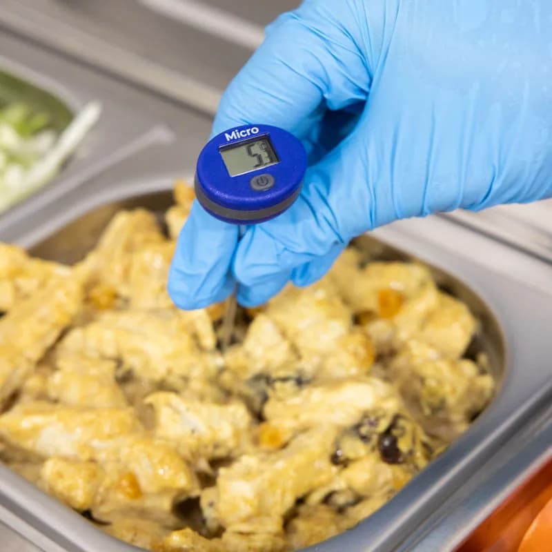 Kieszonkowy termometr ETI Micro Pocket – sonda szpilkowa, -50 do 150 °C, kilka kolorów Czerwony – w użyciu