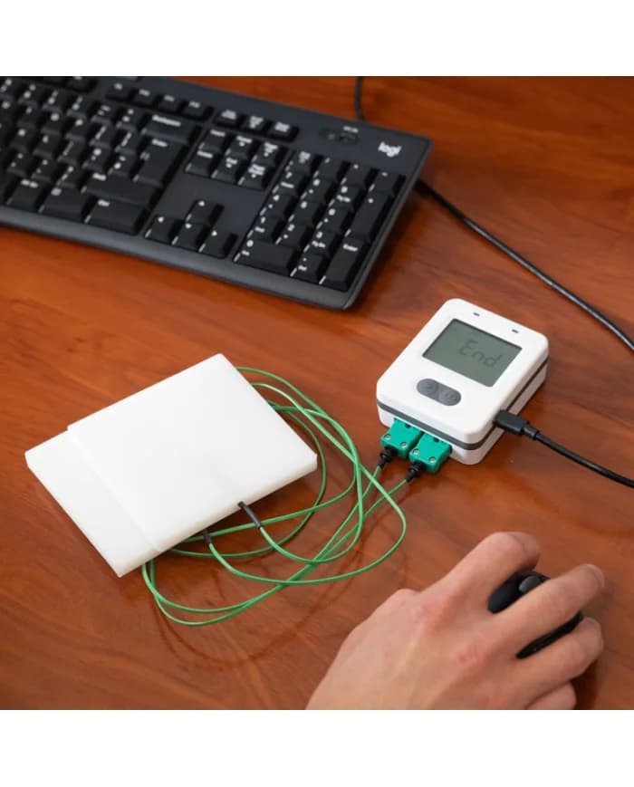 Rejestrator ETI 860-150 podłączony przez USB do komputera, obok blok symulujący żywność — zgrywanie danych do raportu