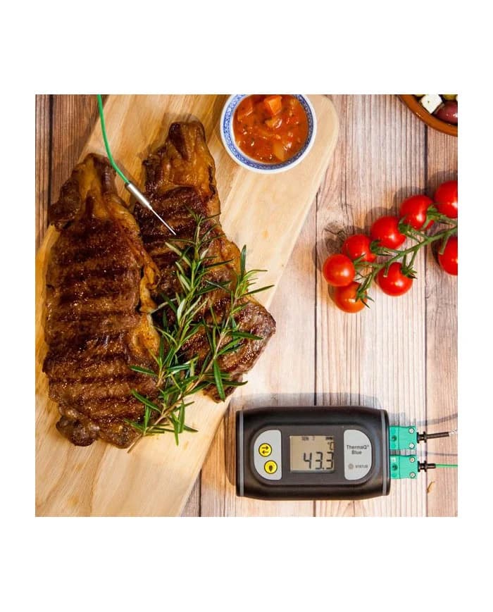 Termometr ETI ThermaQ Blue 860-921 z sondą penetracyjną w pieczonym steku na desce — kontrola temperatury rdzenia w kuchni