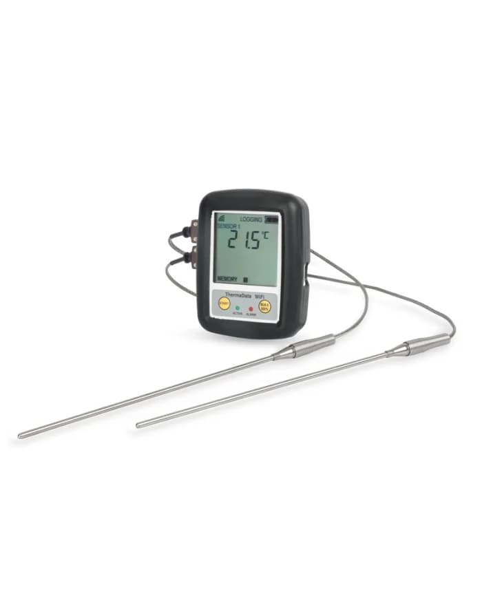 Dwukanałowy rejestrator ETI ThermaData WiFi z dwiema podłączonymi sondami typu T, wyświetlacz LCD pokazuje 21,5°C oraz status logowania danych