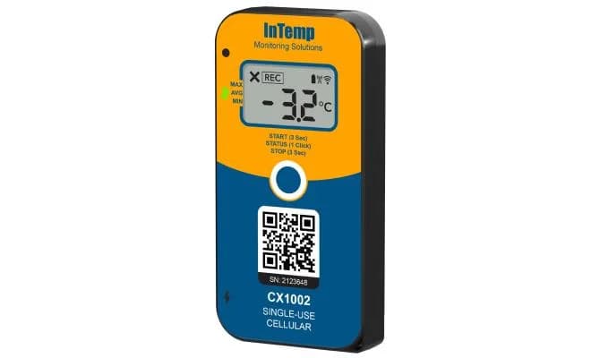 Rejestrator Onset InTemp CX1002 ujęty pod kątem, z ekranem LCD i kodem QR na obudowie