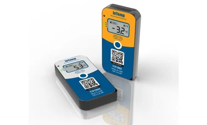Dwa rejestratory Onset InTemp CX1002 i CX1003 z ekranami LCD i kodami QR na jasnym, odbijającym świetle tle
