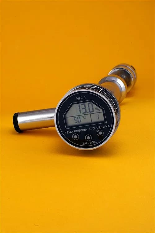 Wyświetlacz LCD wilgotnościomierza TANEL HIT-5 z odczytem 13,0% wilgotności i 50°C