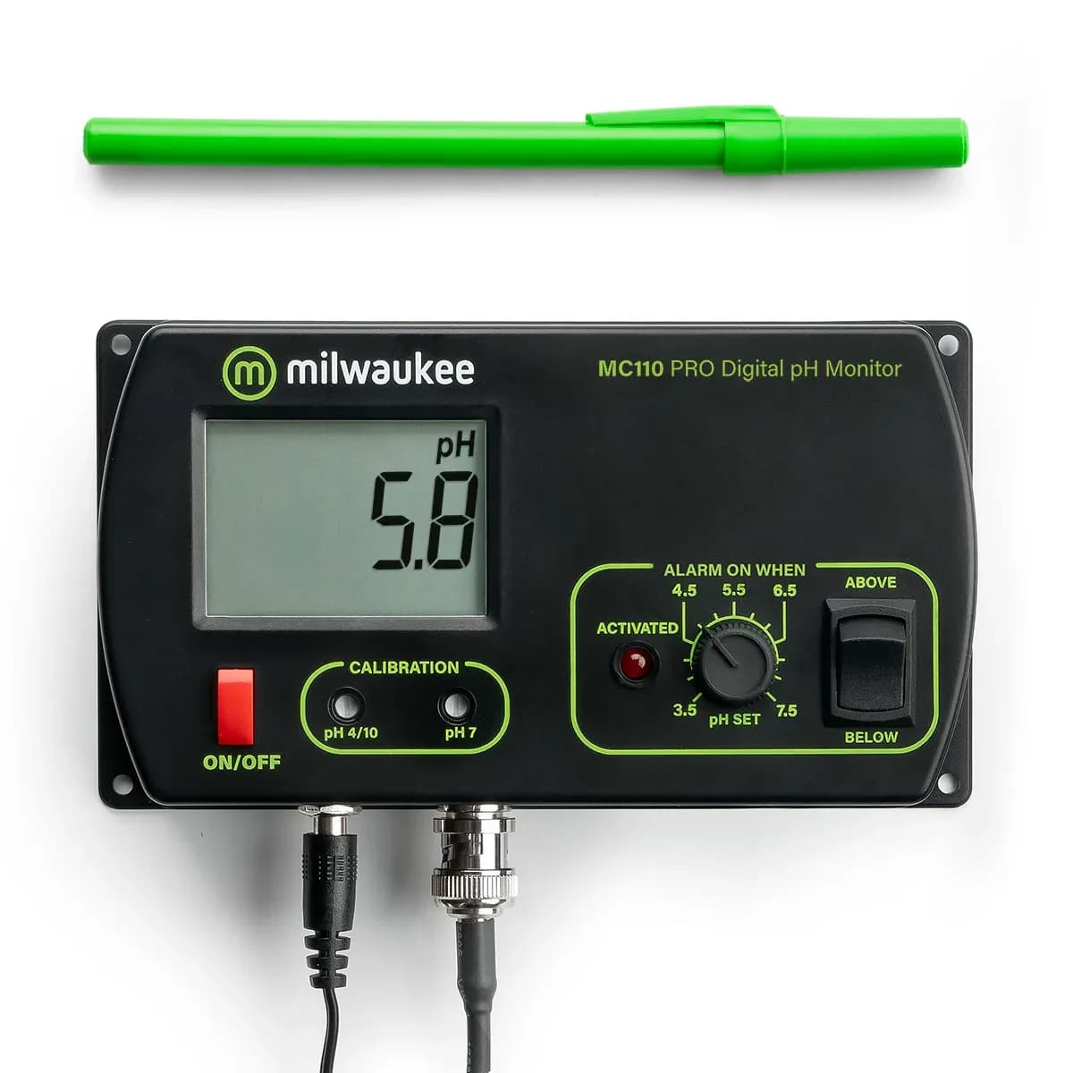 Monitor pH Milwaukee MC110 zestawiony z markerem, co pokazuje rzeczywistą wielkość obudowy