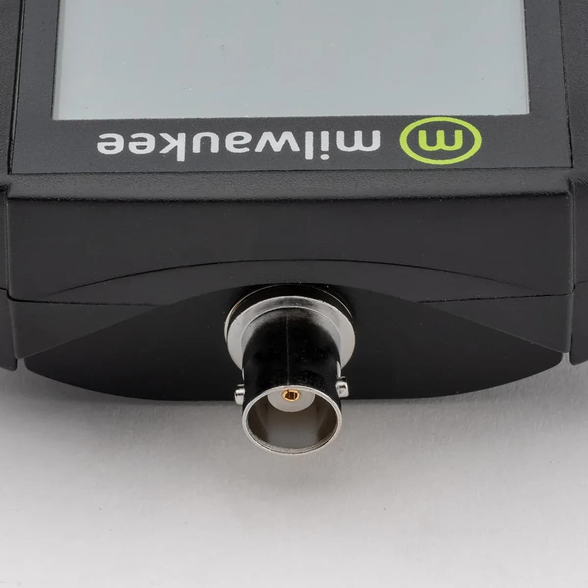 Zbliżenie gniazda BNC do podłączenia elektrody pH na górnej ściance miernika Milwaukee MW100