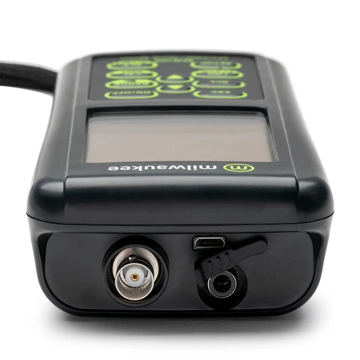 Odsłonięty port micro USB na górnej krawędzi miernika Milwaukee MW106