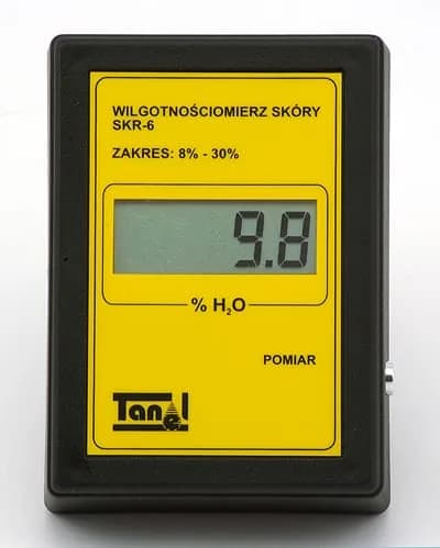 Wilgotnościomierz SKR-6 przy zwiniętym kawałku skóry, wskazanie 15,4 % H₂O