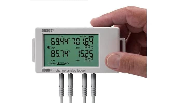 Rejestrator HOBO UX120-006M z podłączonymi czterema czujnikami i podświetlonym ekranem LCD
