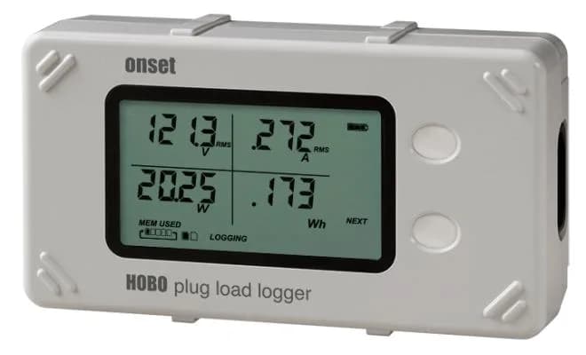 Frontalny widok wyświetlacza LCD rejestratora HOBO Plug Load UX120-018 z odczytami napięcia, prądu i mocy