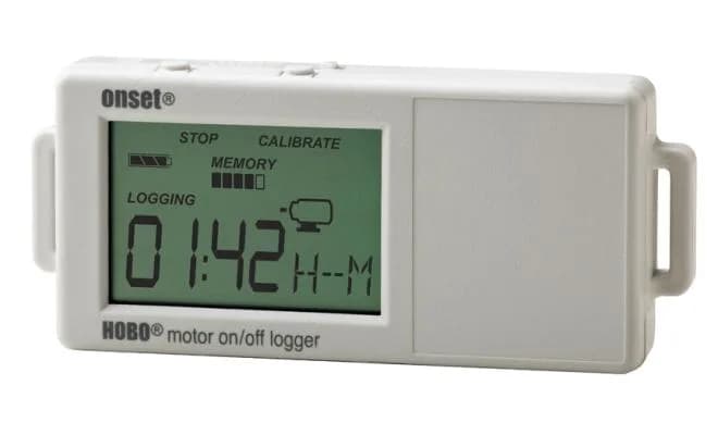 Dłoń trzymająca kompaktowy rejestrator HOBO UX90-004 z widocznym wyświetlaczem LCD