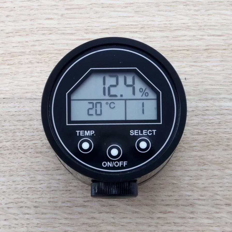 Zbliżenie wyświetlacza LCD WOK-1T pokazującego 12,4% wilgotności i 20°C temperatury