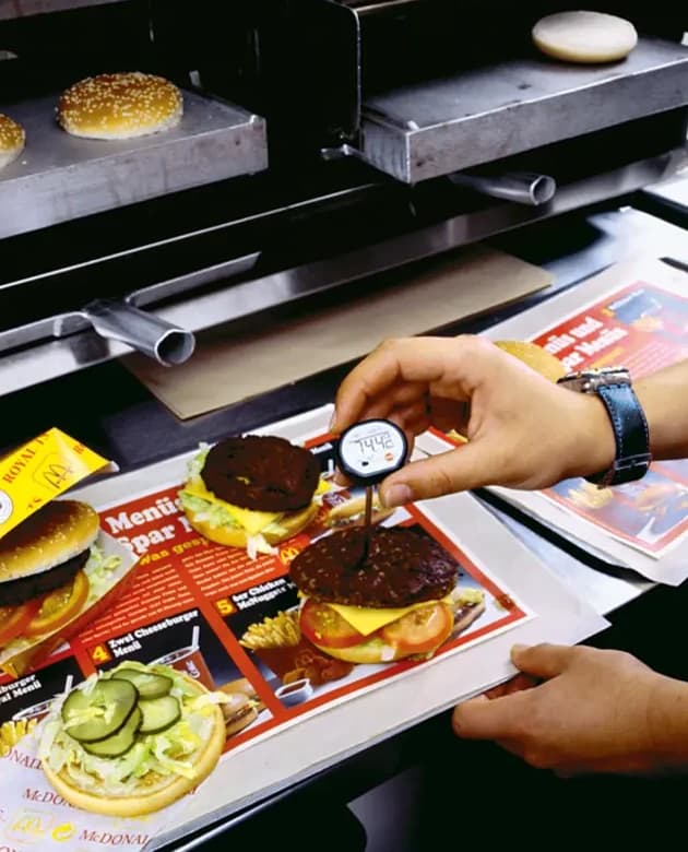 Pomiar temperatury wewnętrznej kotletów do burgerów mini termometrem Testo 0560 1110 na stanowisku grillowym (miniatura)