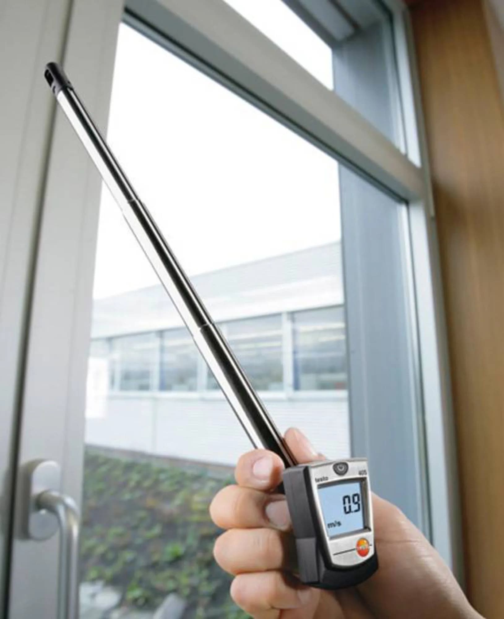 Anemometr Testo 405 – pomiar ciągu przy oknie z rozłożoną sondą teleskopową