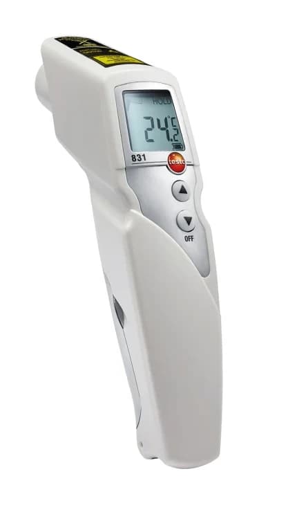 Pirometr testo 831 — ujęcie boczne pokazujące głowicę z laserem i wyświetlaczem LCD