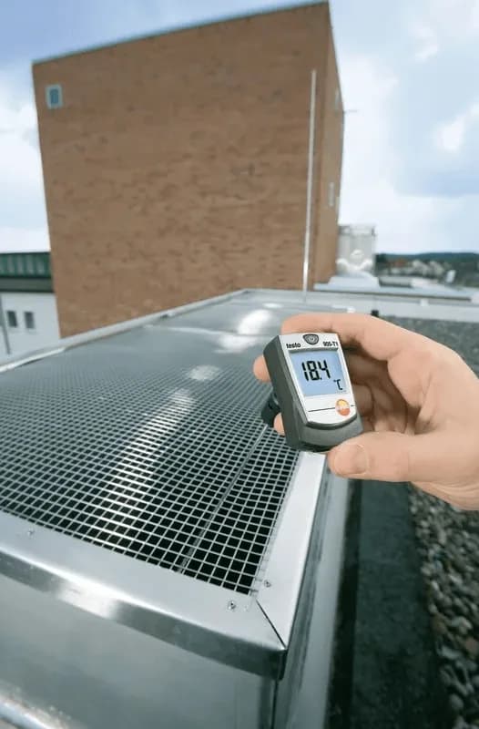 Testo 905-T1 mierzący temperaturę przy klapie wentylacyjnej na dachu budynku (miniatura)