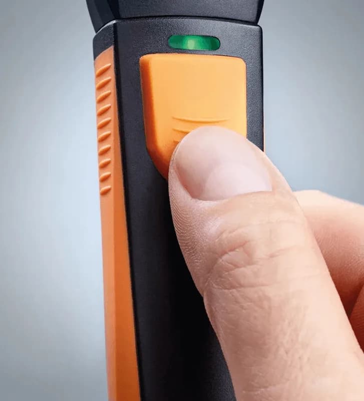 Dłoń technika obsługująca przycisk miernika Testo (miniatura)