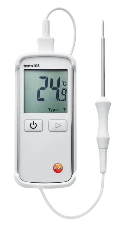 Termometr Testo 108 z sondą penetracyjną na białym tle — widok frontu