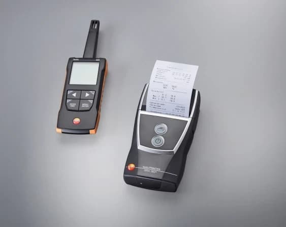 Termohigrometr testo 625 obok drukarki termicznej drukującej protokół z pomiarów (miniatura)