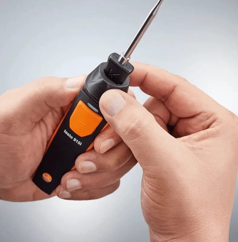Dłonie demonstrujące mechanizm blokujący sondy w rękojeści termometru Testo 915i (miniatura)