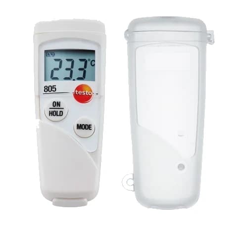 Kompaktowy pirometr Testo 805 obok osłony ochronnej TopSafe na białym tle