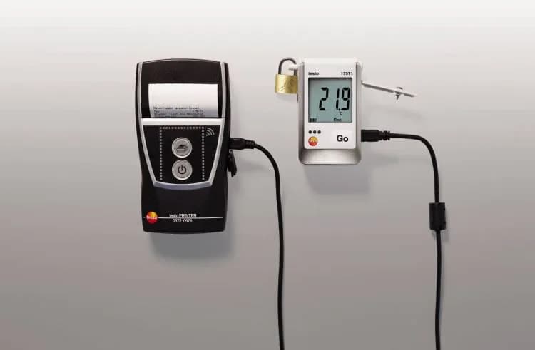 Drukarka Testo podłączona kablem USB do rejestratora danych testo 175T1 — drukowanie raportu w terenie (miniatura)