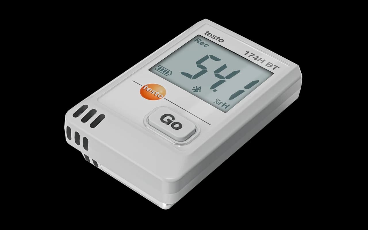 Mini rejestrator testo 174 H BT zamontowany na regale magazynowym monitoruje klimat nad kartonami z towarem (miniatura)