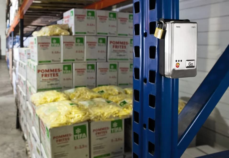 Rejestrator Testo 176 T1 zamontowany na ścianie chłodni z półkami pełnymi mięsa i wędlin (miniatura)