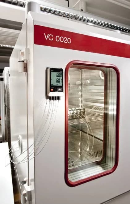 Testo 176 T4 zamontowany na komorze klimatycznej VC 0020 z czterema sondami poprowadzonymi do wnętrza (miniatura)