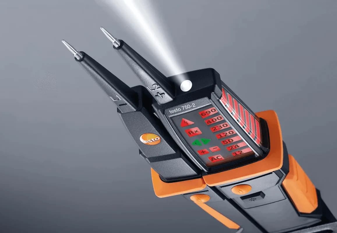 Testo 750-2 z aktywną latarką LED oświetlającą miejsce pomiaru w instalacji elektrycznej (miniatura)