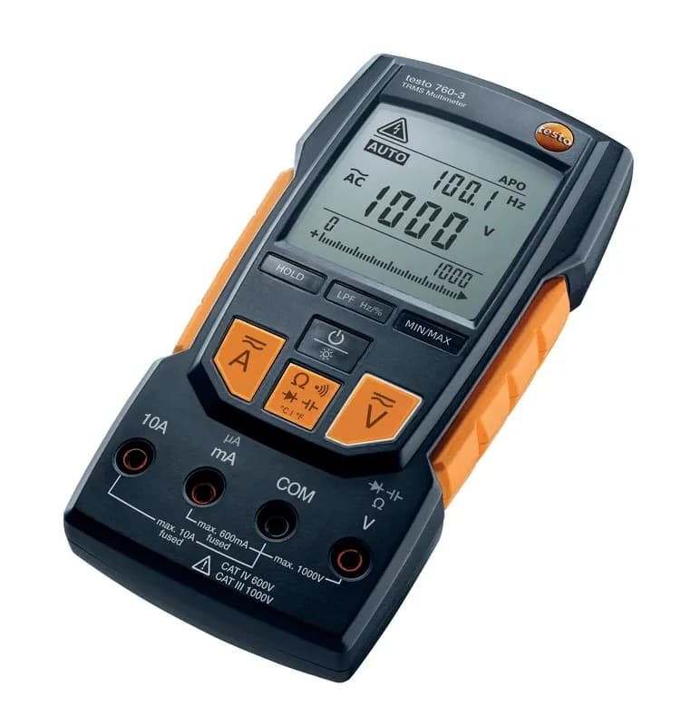Multimetr Testo 760-3 ujęty pod kątem z widocznymi przyciskami funkcyjnymi i czterema gniazdami pomiarowymi (miniatura)