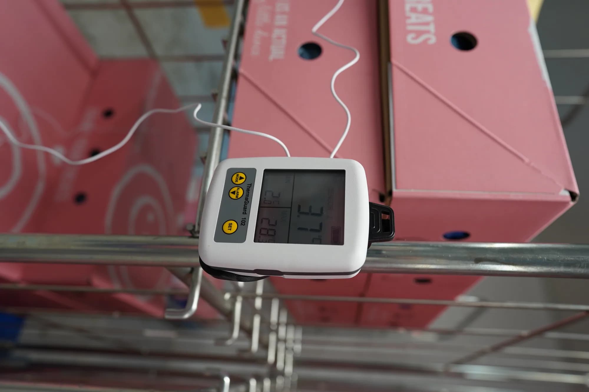 Termometr ETI ThermaGuard 102 z 2 sondami do lodówki i zamrażarki - alarm i ±0,4 °C – widok 7 (miniatura)