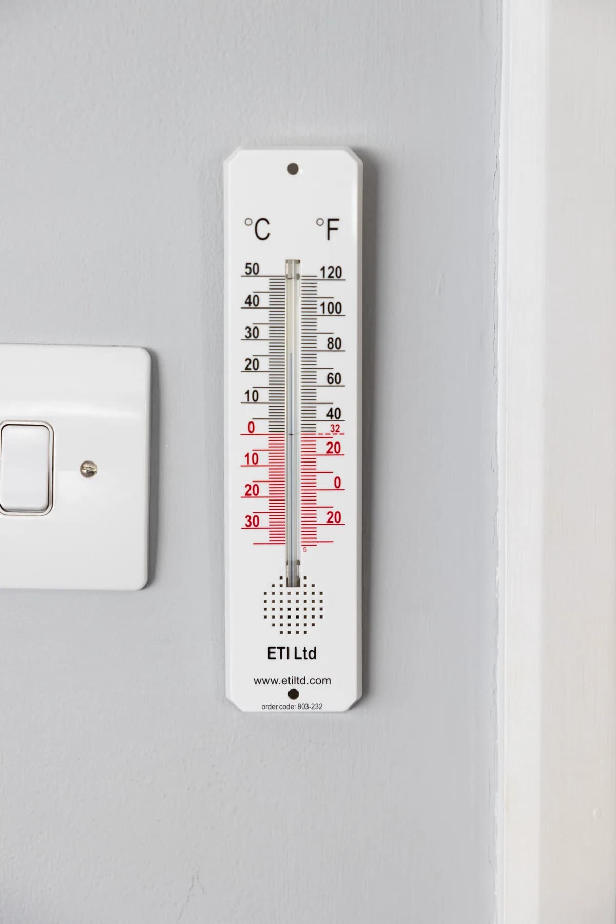 Termometr pokojowy ETI 803-232 – analogowa skala Celsjusza i Fahrenheita – w użyciu (miniatura)