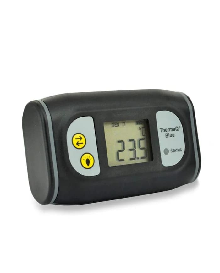Termometr ETI ThermaQ Blue zestaw 860-921 z podświetlonym wyświetlaczem pokazującym 23,5°C na kanale SEN 2