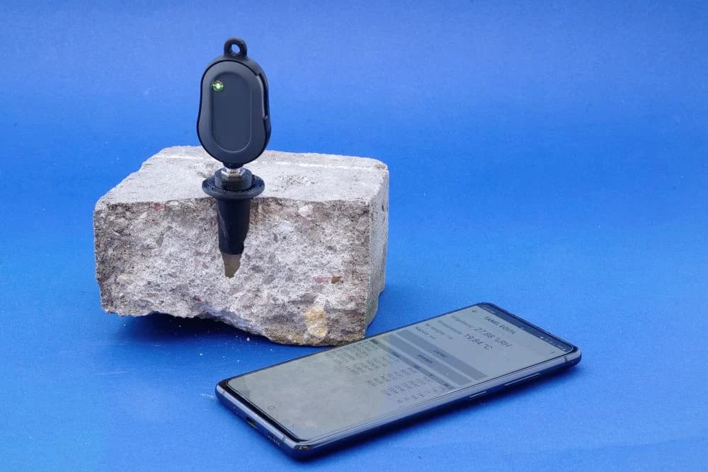 Czujnik EQU-1s osadzony w przygotowanym otworze podkładu (miniatura)