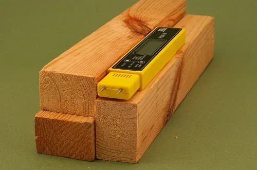 Wilgotnościomierz HGR-9 wbity elektrodami w drewno i beton — odczyt 15,5% wilgotności na wyświetlaczu LCD (miniatura)