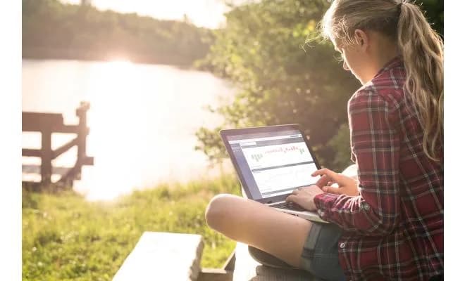 Rolnik przeglądający dane środowiskowe z platformy LI-COR Cloud IoT na tablecie w polu kukurydzy (miniatura)