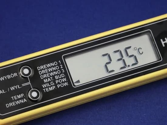 Wilgotnościomierz HYGROPEN na desce — wyświetlacz pokazuje 48,5% RH wilgotności powietrza (miniatura)