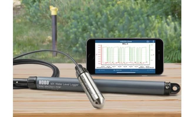Technik monitorujący poziom wody w studni przy użyciu rejestratora HOBO MX2001-01-SS z odczytem danych przez Bluetooth na smartfonie (miniatura)