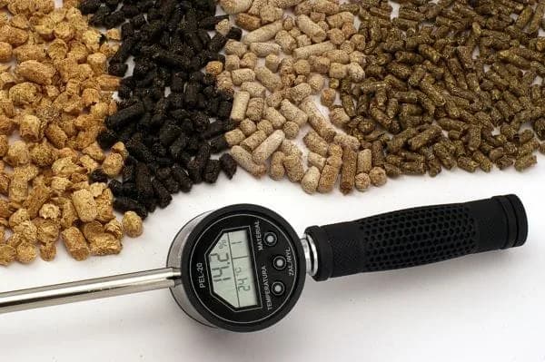 Wskaźnik PEL-20 na tle próbek różnych rodzajów peletów i biomasy (miniatura)