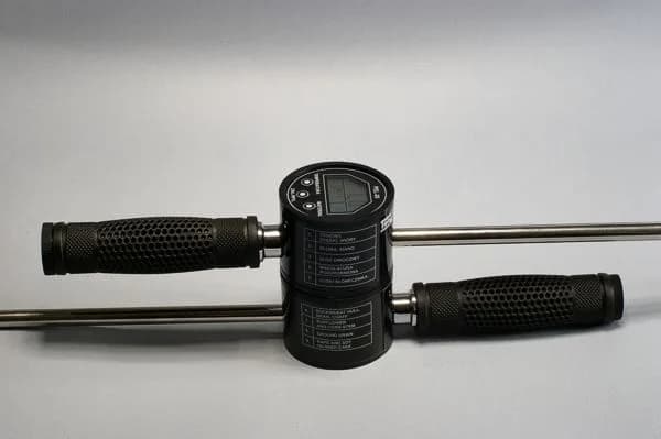 PEL-20 złożony — widok pełnej długości elektrody z dwoma uchwytami po bokach głowicy (miniatura)