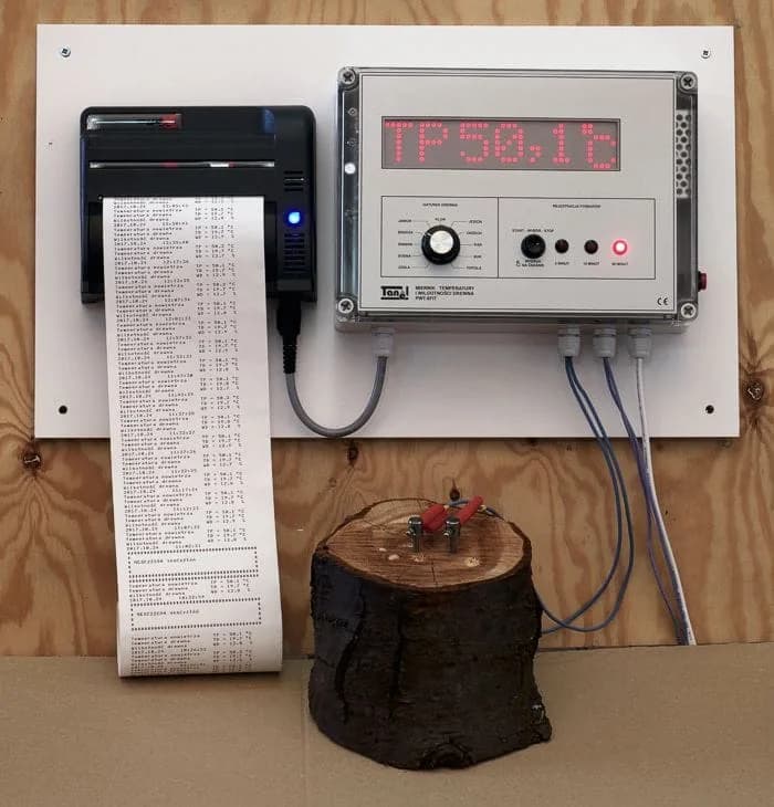 PWT-8FIT podczas pomiaru wilgotności na drewnianym krążku z wbitymi elektrodami kłującymi